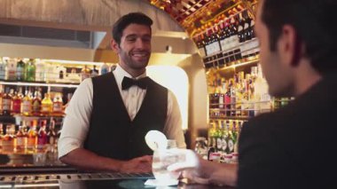 Akıllı barmen, lüks bir tezgahta arkadaşını beklerken limonlu cin kokteyli ikram ediyor. Barmen, canlı gece hayatı parti atmosferinde mükemmel hizmet veriyor. Vinosity.