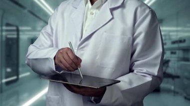 Kalemi insan anatomisi hologramıyla gösterirken akıllı doktorun tableti tutmasına yakın durun. HUD gösterge panelini ve teşhis belirtilerini incelemek için teknolojiyi kullanan bir tıp çalışanı. Teknoloji. İyileştirici.