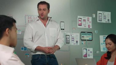 Bir grup profesyonel iş adamı Ux ve Ui tasarımı hakkında konuşuyor. İşbirlikçi çeşitli iş adamları pazarlama planı hakkında beyin fırtınası yapıyor. Birlikte çalışan iş adamları. Yönlendirici.
