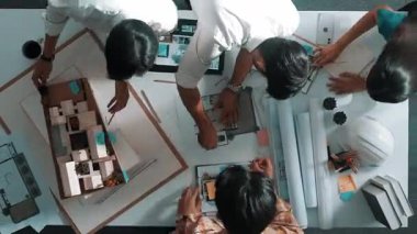 Yapışkan notlar ve hesap makinesiyle inşaat için dizüstü bilgisayar üzerinde çalışırken mühendis ekibinin zaman atlaması. Planları hesaplamak için hesap makinesi kullanan bir yönetici. Hizalama.