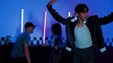 Kameranın önünde dans eden yetenekli break dansçı farklı arkadaşları pop ya da hip hop müziği dinlemek için arkada dans ediyor. Çekici performans ekibi kameraya doğru hareketli hareketler sergiliyor. Mutluluk.