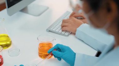 Bilimsel uzmanlığa, laboratuvar ekipmanlarına ve yenilikçi tıbbi biyoteknoloji yazılımına sahip laboratuvar sağlık araştırma ekibi yeni ilaçlar araştırıyor, tedavi geliştiriyor. Ağır çekim. Katı.