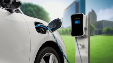 Yeşil Şehir Parkı 'ndaki ekolojik temiz enerji şarj istasyonundan gelen fütürist akıllı EV şarj aletinin şarj ettiği elektrikli araba. Alternatif enerji kullanan gelecekçi elektrikli araba. İnceleyin