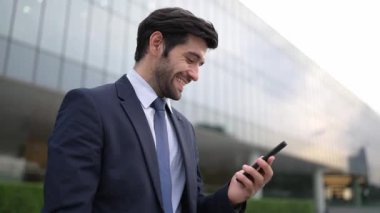 Başarılı bir iş adamı ayakta durarak satışların artmasını kutluyor. Mutlu proje yöneticisi ya da lider başarılı bir projeyle gurur duyuyor, terfi alıyor, telefon tutarken iş buluyor. Sevinçli..