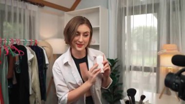 Kadın nüfuzlu kişi sosyal medya ya da blog için canlı yayın yapan video klip eleştirmeni Cilt Bakımı 'nı çekiyor. Kozmetik stüdyosu ışıklandırmalı mutlu genç kız çevrimiçi pazarlama oturumu yayını için..