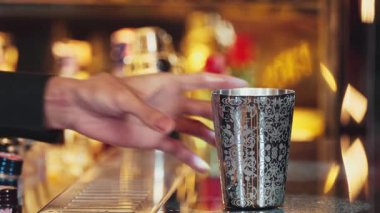 Yakından el sıkışan barmen lüks tezgah barında karışık kokteyl hazırlıyor. Özel içecek sergilenen gece hayatı miksolojide Bokeh 'i sıcak bir gece kulübüne davet ediyor. Vinosity.