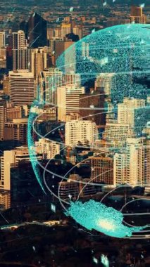 Akıllı şehirde küresel bağlantı ve internet ağı modernizasyonu. Gelecekteki 5G kablosuz dijital bağlantı ve sosyal medya ağı kavramı .