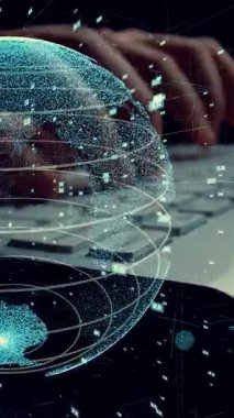 Bilgisayar üzerinde çalışan ve matematiksel kodlama modernizasyonu grafiği olan bir adam konsept bilgisayar yazılım geliştirme ve programlama bilimini gösteriyor .