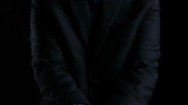 İş adamı B2B peyzajında geziniyor, iş-iş bağlantılarını geliştirmek için kullanım teknolojisi kullanıyor. B2B etkileşimini yeniden şekillendiren keşifler, iş-iş stratejilerinde yenilikleri yönlendiren araçlar. Kullanıcı Kimliği