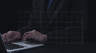 İş adamı iş büyümesi için ölçümleri değerlendirir, genişleme hedefleri koyar. İnovasyon ve strateji 2025 yoluyla sürekli iş büyümesini teşvik etme hakkında görüşler. Kullanıcı Kimliği