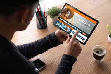Model arama ve seyahat planlama için internet sitesi uçuş, otel ve tur rezervasyonları için anlaşma ve paket sunuyor