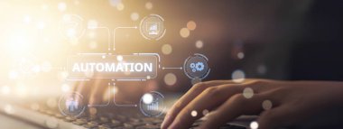 Otomasyon kavramlarının üst üste bindiği bir klavyeye teknolojinin modern işletme yönetimi ve verimliliğine entegrasyonunu sembolize eden yakın plan bir el yazısı. XDMCP