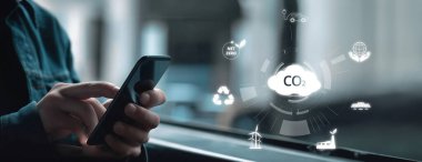 İş adamı CO2 emisyonlarını azaltmak için girişimlerde bulunuyor ve net sıfır hedefliyor. Daha yeşil bir gezegenin karbondioksitini azaltarak sürdürülebilirliğe olan bağlılığını gösteriyor. EIDE