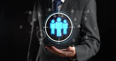 İş adamı müşteri hedef gruplarını belirlemek için verileri analiz eder, pazarlama stratejilerini rafine eder. Her hedef grubun özel ihtiyaçlarını karşılamak için iletiler gönderiliyor. FaaS