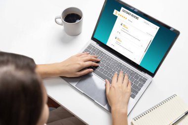 Şirket işleri için canlı bilgisayar yazılımının müşteri deneyimi ve gözden geçirme analizi