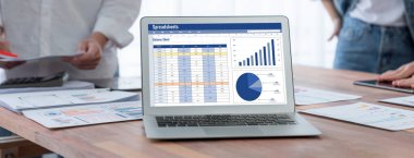 Hesap tablosu bilgi finansal başlangıç kavramı. Çevrimiçi analiz projesi için hesap tablosu belgelerinde veri ve grafikler