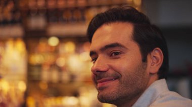 Eski usulde kokteyl içen gülümseyen zeki adam arkadaşlarıyla dans etmekten zevk alıyor ya da cuma günü lüks gişe barındaki gece kulübünde özel bir içki içiyor. Vinosity.