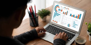 İş veri paneli, pazarlama stratejisi planlaması için iş zekası analizi sunar. Müşteri taleplerini analiz etmek ve iş dünyasının geleceğini önceden görmek için büyük veriler sunulur.