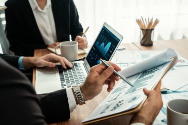 Fintech BI 'ın finansal veri analizi ya da iş zekası göstergesi bilgisayar ve tabletten pazarlamayı planlayan iş adamlarının finansal veri analizine kadar. Habiliment