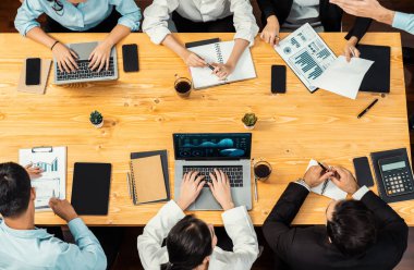 Panorama üst düzey iş analist grubu toplantı masasındaki finansal veri raporunu analiz ediyor. İş zekası analizine göre çizelge ve grafik paneli. Çok titiz.