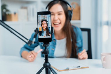 Yaratıcı yayıncı genç ve güzel Asyalı 'nın sunucu kanalındaki seçici odaklı telefon stüdyodaki dinleyiciyle günlük hayatta pazarlamayı veya danışmanı desteklemek için online olarak konuşuyor. Taktik.