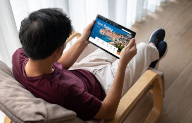 Çevrimiçi otel konaklama rezervasyon sitesi mod rezervasyon sistemi sağlar. Seyahat teknolojisi kavramı .