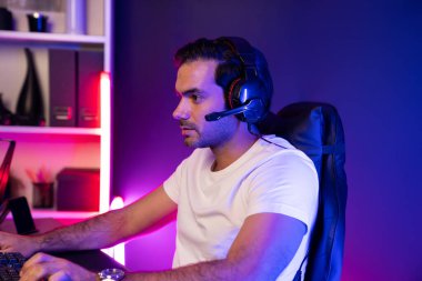 Ciddi yüz oyunları konsantrasyon oyuncuları misyonda geçmeye çalışan oyun oyuncuları, kulaklık ve mikrofonları kullanarak diğer insanları neon ışıklı stüdyo odasında canlı yayında iletişim kurmak için kullandılar. Tahmin et..