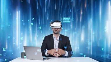 Akıllı yönetici VR gözlük kullanıyor ve döviz ve mali tablolara bakıyor. Profesyonel iş adamı, istatistiksel grafik hologramıyla pazarlama fikrini konuşuyor ve tartışıyor. Aygıt.