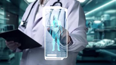 İnsan anatomisi hologramına işaret ederken doktorun tableti tutmasını kapat. Yetenekli bir tıp çalışanı, tıbbi teknoloji yenilikleri kullanarak vücut anatomisini kontrol etti ve inceledi. Tedavi tasarımı. İyileştirici.