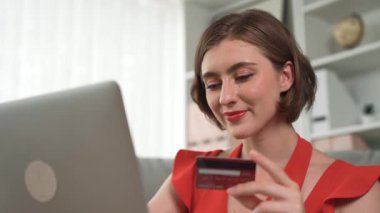Kadın alışverişi ya da internet pazarında online ödeme modern yaşam tarzı için satış öğeleri arama ve prim siber güvenlik yazılımı tarafından korunan cüzdan çevrimiçi ödeme için kredi kartı kullanma