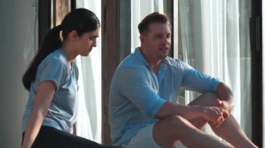 Romantik orta yaşlı çift romantik bir şekilde güzel olaylardan ya da açık terasta haberlerden bahsediyor. Sevimli karı koca, mutlu bir ilişkiye ya da aşka ve güçlü bir aile bağına sahiptir. Uyumsuzluk.