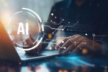 Dizüstü bilgisayarla uğraşan, yapay zeka teknolojisini ve onun öğrenme ve otomasyondaki uygulamalarını vurgulayan ellerin yer aldığı modern bir çalışma alanı görüşü. XDMCP