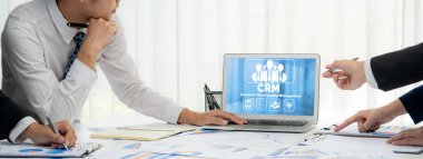 CRM işletme ve işletme için canlı bilgisayarda müşteri ilişkileri yönetim sistemi