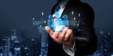 İş adamı ağ kurar, değerli bağlantılar kurar. Profesyonel ağı ve fırsatları genişletmek için etkili insanlar ağ stratejileri geliştiriyor.