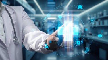 Tıbbi haçı işaret eden ve laboratuvarda duran yetenekli doktorlara yakın durun. Belirtileri teşhis ederken tıbbi verileri ya da araştırmaları kontrol eden profesyonel bir pratisyen. İyileştirici.