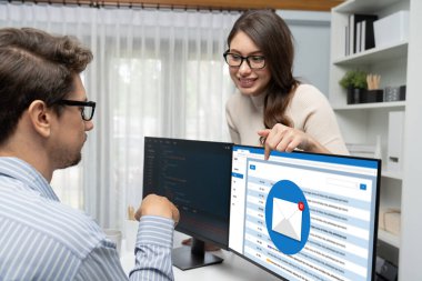 Bilgisayar ekranında canlı gösteren e-posta bildirim iletisi. Dijital pazarlama iletisi bilgi metni iş dünyasından müşteriye