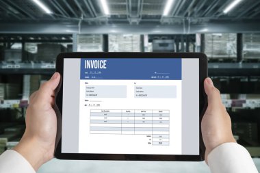 Muhasebe uygulamasından gelen fatura bilgisayar ekranında. Şirket işlerinin finans ve bütçesi için bilgisayar programı. Rahatça..