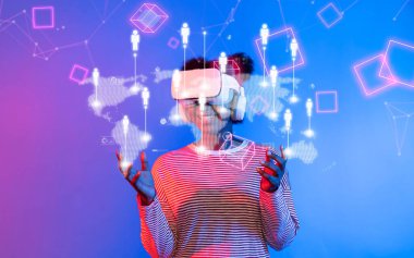 Sanal gerçeklik kulaklığı takan bir kişi, küresel bağlantıları ve iletişimi canlı ve modern bir ortamda temsil eden dijital elementlere bağlanır. XDMCP