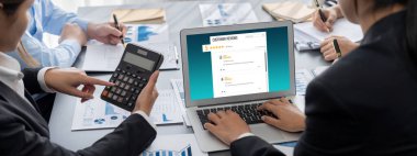 İş zekası ve veri analizi kavramı. Analizci ekibi laptop ekranında finansal veri analizi üzerinde çalışıyor. Etkili iş stratejik planlama için pazarlama göstergesi olarak. İçgörü