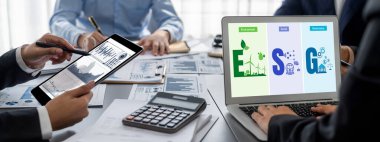 İş zekası ve veri analizi kavramı. Analizci ekibi laptop ekranında finansal veri analizi üzerinde çalışıyor. Etkili iş stratejik planlama için pazarlama göstergesi olarak. İçgörü