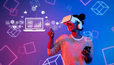 Genç bir kadın, çevrimiçi reklamcılık ve sosyal medya stratejilerini geliştirmek için yenilikçi yollar arayarak, geniş bir pazarlama deneyimi için sanal gerçeklik teknolojisinden yararlanıyor. XDMCP