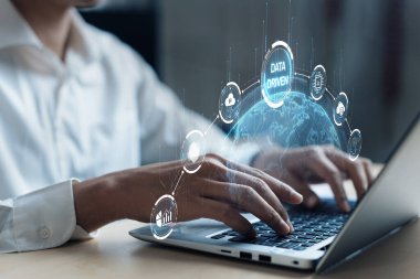 Bir işletme profesyoneli, bir dizüstü bilgisayardaki dijital simgelerle küresel bağlantıları gösteren çevrimiçi bir veri odaklı stratejiye girişiyor. Teknoloji ve iş yeniliğinin birleşimini keşfedin. XDMCP