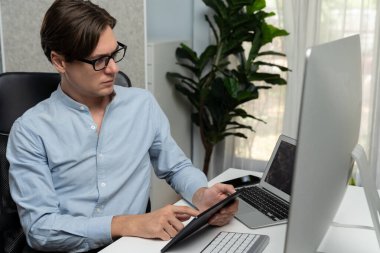 IT geliştiricisi, tablet üzerindeki yazılım geliştirme bilgisini pc ve laptop ekranıyla karşılaştırarak güncelleme sürüm genel sisteminde yeni bir kod programıyla nokta nokta seçiyor. Bireysel.