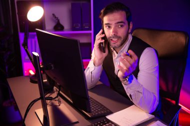 Akıllı iş adamı, akıllı telefondan ortağını ya da yatırımcısını arıyor. Hedef pazar veritabanı klasöründe satış kanalı disiplinlerini, Neon Dark Light Room 'daki ürün hizmetlerini analiz etmek için tartışıyor. Tahmin et..