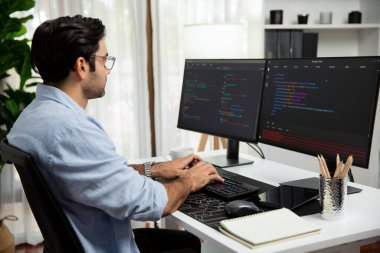 Akıllı IT geliştiricisi yazılım geliştirme kodlaması ile modern ofisteki iki bilgisayar kodlu bilgisayar sistemi üzerinde uygulama programı güncelleme çevrimiçi web sitesi yaratıyor. Tahmin et..