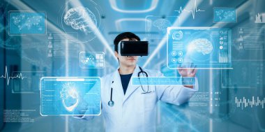 Doktor, semptomları teşhis ederken VR gözlüğü kullanarak tıbbi verilere işaret ediyor. Doktor, insan organı hologramına bakarken laboratuvar önlüğü ve artırılmış gerçeklik gözlüğü takıyor. Sağlık sigortası konsepti. Yaratıcılık.