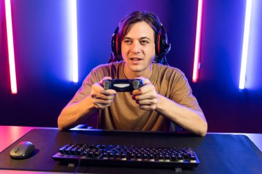 Kontrol kumandalı akıllı oyun flamasının keyfini çıkarın, modern teknoloji siber neon ışık odasında yetenekli oyuncularla çevrimiçi canlı sosyal medya grubu oyunu oynayın. Bireysel.