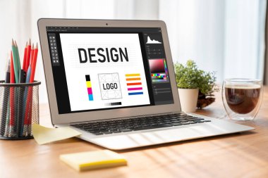 Web sayfasının modern tasarımı ve bilgisayar ekranında gösterilen ticari reklamlar için grafiksel tasarımcı yazılımı