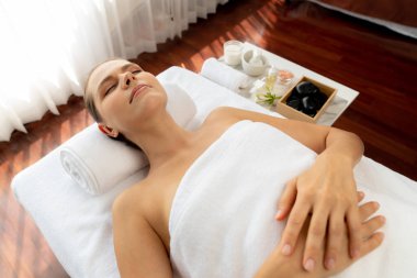 Panorama manzaralı kadın müşteri stres önleyici spa masajından zevk alıyor ve lüks otel veya oteldeki gündüz açık hava ortamında güzellik teniyle eğleniyor. Sessiz.