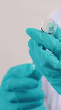 Yetenekli doktor aşıyı enjeksiyondan önce mükemmel bir şekilde hazırlayın. Covid 19 ve Coronavirus Aşı Merkezi Hizmet Konsepti .
